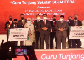 RADZI Jidin (tengah) bersama Tokoh Guru Kebangsaan 2022 dan Tokoh Kepimpinan Pendidikan Kebangsaan 2022 sempena pelancaran Hari Guru Peringkat Kebangsaan di UMK Kampus Bachok, hari ini. - UTUSAN/TOREK SULONG