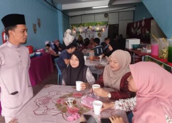 ABDUL Rahman Tajudin (kiri) beramah mesra dengan kakitangannya pada Majlis Jamuan Hari Raya Pejabat Kawal Selia Padi dan Beras Kedah di Shahab Perdana, Alor Setar, hari ini. - UTUSAN/MOHD. RAFIE AZIMI