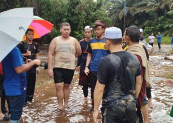 SEBAHAGIAN daripada pengunjung yang dibawa turun oleh pasukan bomba dalam kejadian kepala air di Air Terjun Asahan, Jasin, Melaka.