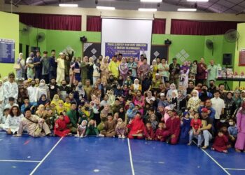 LEBIH 500 waris Allahyarham Datuk Bentara Luar Johor hadir pada majlis sambutan Hari Raya Aidilfitri keluarga berkenaan yang diadakan di Dewan SMK Saint Joseph, Larkin, Johor Bahru, di sini.