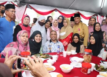 SAARANI Mohamad (tengah) bersama tetamu yang menghadiri majlis jamuan hari raya PPPKM Perak di Ipoh hari ini. - UTUSAN/MUHAMAD NAZREEN SYAH MUSTHAFA