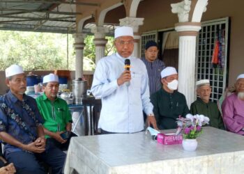 IDRIS Ahmad berucap pada majlis jamuan hari raya di Kampung Pasir Simpang, Taiping hari ini. - UTUSAN/WAT KAMAL ABAS