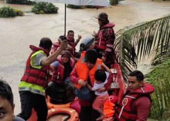 BOMBA Selangor menyelamatkan tiga sekeluarga yang terperangkap di rumah akibat banjir di Kuala Kubu Bharu, Selangor petang tadi. - IHSAN BOMBA