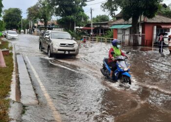 KEADAAN jalan yang dinaiki banjir kilat dalam kejadian air laut pasang di Kuala Kedah, Alor Setar, hari ini. - UTUSAN/MOHD. RIFAAT ABD. HAMID