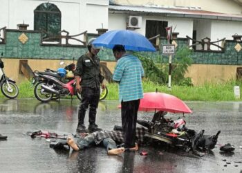 KEADAAN mayat Mohamad Eyzat Danish Ismail yang meninggal dunia dalam satu kemalangan di Simpang Tiga Kampung Cemara, Kilometer 20 Jeniang-Sik Pedu, Sik, hari ini. - UTUSAN/NORLIA RAMLI