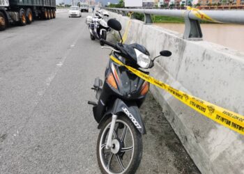 LOKASI seorang lelaki dikatakan terjun ke Sungai Kelantan di Jambatan Sultan Ismail Petra, Kota Bharu hari ini. - UTUSAN/ROSALWANI CHE SOH