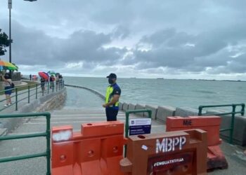 MBPP bertindak menutup sementara laluan bawah pejalan kaki di tembok laut Padang Kota Lama, Pulau Pinang ekoran berlaku air laut pasang yang mencapai ketinggian melebihi kawasan tersebut petang tadi.