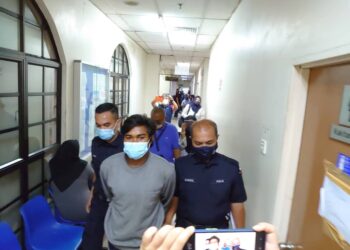 MUHAMMAD Rahim Ahmad (tengah) yang menculik seorang kanak-kanak di Taman Scientex, Pasir Gudang mengaku tidak bersalah ketika dihadapkan ke Mahkamah Majistret Johor Bahru, hari ini.