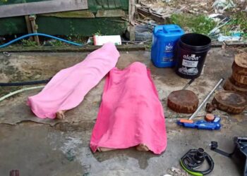 MAYAT dua beradik yang ditemukan lemas dalam parit di Batu 12, Jalan Segari, Pantai Remis dekat Beruas. - UTUSAN/MEDIA SOSIAL