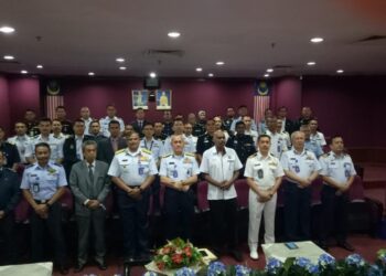 HAMID Mohd. Amin bergambar dengan para peserta Seminar Penguatkuasaan Maritim di Putrajaya hari ini. - UTUSAN/AMREE AHMAD
