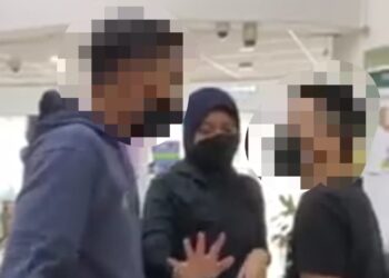 TANGKAP layar daripada potongan video yang tular dalam media sosial memaparkan pertengkaran antara seorang pelanggan dan petugas MBSA dekat pejabat cawangannya di Kota Kemuning di Shah Alam, Selangor, baru-baru ini.
