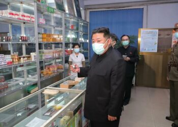 KIM JONG UN mengarahkan tentera memastikan bekalan ubat-ubatan mencukupi di Pyongyang.-KCNA/AFP
