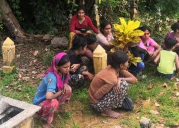 SEBAHAGIAN PATI wanita warga Myanmar termasuk kanak-kanak
menyorok di kawasan semak berhampiran Tanah Perkuburan Islam Tok Wali, Kelar, Pasir Mas, Kelantan hari ini.