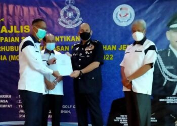 MIOR Faridalathrash Wahid (dua dari kanan) menyampaikan sijil pelantikan Ahli Jawatankuasa Perhubungan Yayasan Pencegahan Jenayah Malaysia (MCPF) Perak kepada penerima di Kelab Golf Diraja Perak, Ipoh di sini hari ini. - UTUSAN