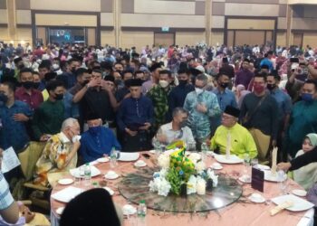 NOH Omar (duduk dari kanan) bersama Tengku Zafrul Tengku Abdul Aziz, Ismail Sabri Yaakob dan Najib Tun Razak dalam Majlis Ramah Mesra dan Sambutan Aidilfitri Bersama Menteri KUSKOP di SACC, Shah Alam, Selangor, malam tadi. - UTUSAN MOHAMAD NAUFAL MOHAMAD IDRIS