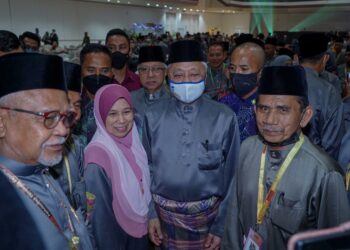 ISMAIL Sabri Yaakob (tengah) beramah mesra bersama perwakilan yang hadir Majlis Makan Malam dan Perasmian Mesyuarat Agung Tahunan Pertubuhan Peladang Kebangsaan (Nafas) ke-48 di Pusat Dagangan Dunia (WTC) Kuala Lumpur. - UTUSAN/FARIZ RUSADIO