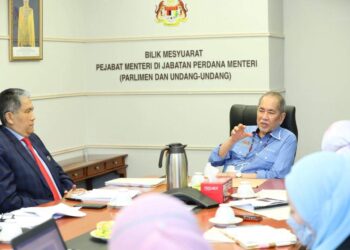 WAN Junaidi Tuanku Jaafar mengadakan pertemuan dengan Mohd. Sallehhuddin Hassan bersama pegawai GIACC dan Biro Pengaduan Awam (BPA) di pejabatnya, di Putrajaya.