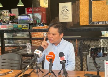 JEFFREY Ng bercakap kepada pemberita pada sidang akhbar khas di Melaka. - UTUSAN/DIYANATUL ATIQAH ZAKARYA