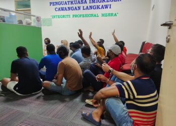 SEBAHAGIAN daripada PATI yang ditahan dalam serbuan di premis perniagaan di Pantai Chenang, Langkawi, semalam. - UTUSAN/NUR AMALINA AZMAN