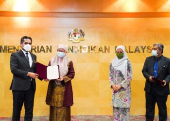 RADZI Jidin menyerahkan watikah pelantikan kepada Habibah Abdul Rahim di KPM, Putrajaya.