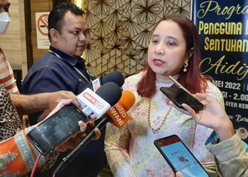 NORENA Jaafar bercakap kepada pemberita dalam sidang akhbar pada Program Pengguna Bestari Sentuhan Kasih Aidilfitri di sebuah hotel di Ayer Keroh, Melaka. - UTUSAN/AMRAN MULUP