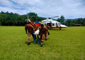 MAYAT lelaki warga emas dibawa turun menggunakan helikopter Unit Udara JBPM hari ini setelah meninggal dunia di puncak Gunung Yong Belar di Ipoh, kelmarin.  - UTUSAN/IHSAN JBPM PERAK