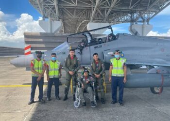 MUHAMMAD IRFAN Mikail (berkerusi roda) yang menghidap penyakit leukemia ketika dibawa melawat sekitar kawasan Pangkalan Tentera Udara Butterworth, Pulau Pinang baru-baru ini.
