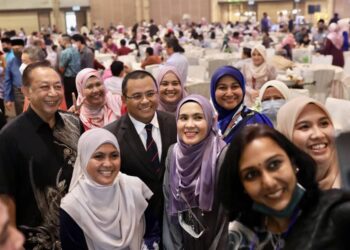 AMIRUDIN Shari bersama Mahmud Abbas (kiri) beramah mesra bersama tetamu yang menghadiri Majlis Jalinan Aidilfitri PKNS di Shah Alam, Selangor, hari ini. - UTUSAN / ZULFADHLI ZAKI