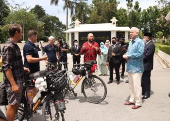 SULTAN Nazrin Muizzuddin Shah beramah mesra dengan dua pemain ragbi dari Afika Selatan yang berkayuh rentas Asia di pekarangan Istana Iskandariah di Kuala Kangsar hari ini. - UTUSAN/MUHAMAD NAZREEN SYAH MUSTHAFA