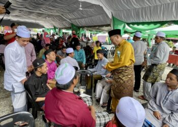 AWANG Hashim beramah mesra bersama pengunjung yang hadir pada Majlis Rumah Terbuka Aidilfitri Parlimen Pendang dan Dewan Undangan Negeri (DUN) Tokai di Kampung Gajah Mati di Pendang,  hari ini. - UTUEAN/JAMLIAH ABDULLAH