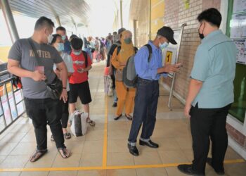 RAKYAT negara jiran memanfaatkan pembukaan semula perkhidmatan feri Indonesia ke Malaysia yang beroperasi di TFAK, Pontian di Johor