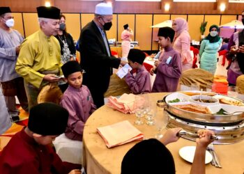 AHMAD Yakob (dua kiri) menyampaikan duit raya kepada anak yatim pada Majlis Aidilfitri di Hotel Perdana Kota Bharu, hari ini. - UTUSAN/ ROSLIZA MOHAMED