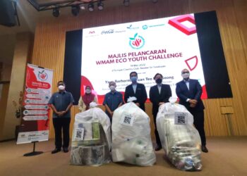 TEO Kok Seong (tiga dari kanan) selepas merasmikan Program WMAM Eco Youth Challenge (WEYC) 2022 di Seremban hari ini.-UTUSAN/NOR SHAFAWATI YUP.