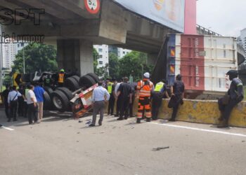 KEADAAN treler yang terbabas sehingga mengakibatkan pemandu maut manakala polis pengiring cedera di Jalan Duta pagi tadi.