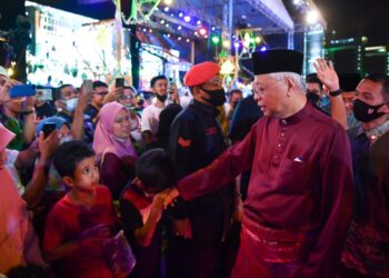 ISMAIL Sabri Yaakob bersalaman dengan hadirin kanak-kanak yang turut memeriahkan Majlis Rumah Terbuka Malaysia (MRTM) Aidilfitri 2022 di dataran jambatan angkat atau drawbridge di Kuala Nerus. - UTUSAN/PUQTRA HAIRRY ROSLI