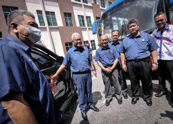 HAMZAH Zainudin melancarkan perkhidmatan MRT AADK di Ibu Pejabat AADK, Kajang, Selangor. - UTUSAN/FAIZ ALIF AHMAD ZUBIR