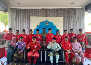 MUHYIDDIN Yassin (tiga kanan) bersama barisan jentera Bersatu Parlimen Pagoh sempena Majlis Rumah Terbuka Aidilfitri Parlimen Pagoh di Dewan Kompleks Sukan Pagoh, Muar, hari ini. -UTUSAN/ NUR ALINA HASSAN
