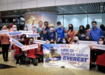 T. Ravichandran (tengah) berjaya menawan puncak Everest menerusi Misi UPM Di Puncak Dunia @Everest ketika tiba di KLIA, Sepang, Selangor. - UTUSAN/FAIZ ALIF ZUBIR