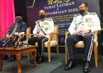 ARJUNAIDI Mohamed (tengah) dalam sidang akhbar selepas Majlis Tamat Latihan dan Penyampaian Sijil Pelantikan Pegawai Kor Suksis di UiTM Shah Alam, Selangor, hari ini.