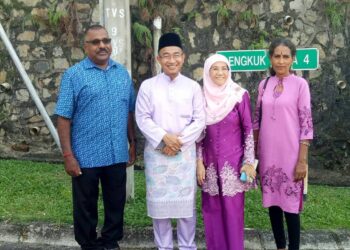 NOOR Azmi Ghazali (dua dari kiri) dan isterinya (dua dari kanan) bersama tetamu yang hadir pada majlis jamuan Hari Raya Aidilfitri di kediamannya di Taiping hari ini. - UTUSAN/WAT KAMAL ABAS