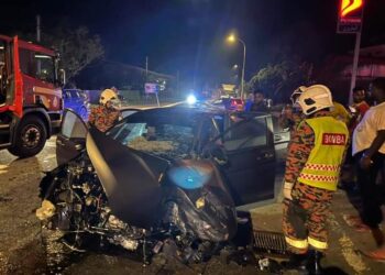 ANGGOTA bomba dan penyelamat Balai Bomba Lipis membuat pemeriksaan kereta Honda City yang rosak teruk di bahagian depan dalam kemalangan dengan sebuah bas ekspres di Kilometer 4, Jalan Lipis - Merapoh, hadapan stesen minyak Petron di Tempoyang di Lipis, Pahang. - FOTO/IHSAN BALAI BOMBA KUALA LIPIS