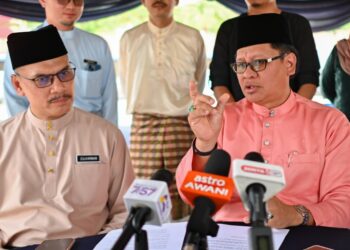 ZAILANI Hashim (kanan) dalam sidang akhbar selepas Majlis Hari Raya Aidilfitri JPJ Terengganu di Kuala Terengganu hari ini. -=UTUSAN/PUQTRA HAIRRY ROSLI
