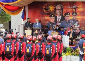 ISMAIL SABRI YAAKOB ketika berucap merasmikan majlis Sambutan Hari Anggota Bomba Sedunia 2022 (SHAB 2022) dan pelancaran Dasar Kebombaan dan Penyelamatan Negara (DKPN 2021-2030) di pekarangan Dewan Millenium, Kepala Batas, Pulau Pinang hari ini.