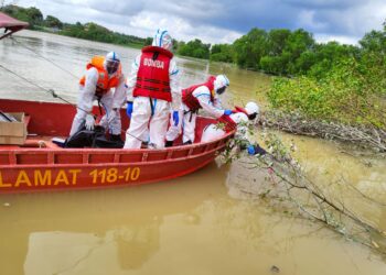 PASUKAN bomba mengeluarkan mayat mangsa yang lemas di Sungai Langat kira-kira 1 km dari Jambatan Banting di Kuala Langat, Selangor.