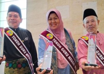 (Dari kiri) Husin Chek, Nubah Aton dan Jamil Jaamat menunjukkan plak Anugerah Tokoh Guru Negeri Melaka yang diterima pada Majlis Sambutan Hari Guru 2022 Peringkat Negeri di Banda Hilir, Melaka. –UTUSAN/MUHAMMAD SHAHIZAM TAZALI