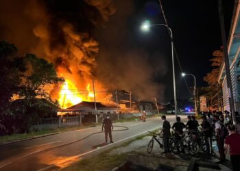 ANNGOTA bomba berusaha memadamkan kebarakan sebuah kilang tilam di Jalan Jelebu, Seremban malam ini.-UTUSAN/MOHD. SHAHJEHAN MAAMIN