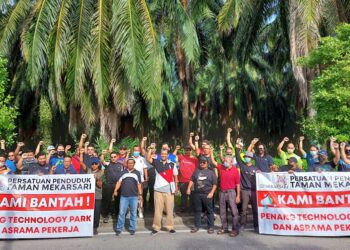 SEBAHAGIAN lebih 50 penduduk berkumpul berhampiran tapak projek yang dicadangkan untuk pembinaan asrama pekerja asing di Taman Mekarsari, Kepala Batas, Pulau Pinang sebagai bantahan terhadap projek berkenaan.