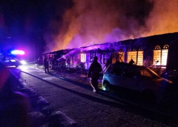 DERETAN teres rumah sewa satu tingkat musnah dalam kejadian kebakaran di Kampung Jenderam Hilir, Dengkil, Selangor. - IHSAN BOMBA