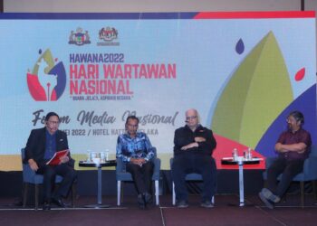 ABD. Jalil Hamid (dari kiri), Mohamad Azlan Jaafar, Jasbant Singh Partap Singh dan Premesh Chandran hadir pada Forum Media Nasional di Hotel Hatten, Banda Hilir, Melaka. - UTUSAN/RASUL AZLI SAMAD