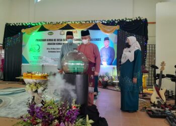 DR. Adham Baba (tengah) merasmikan Program Kimia ke Desa di Kampung Semangar, Kota Tinggi hari ini.